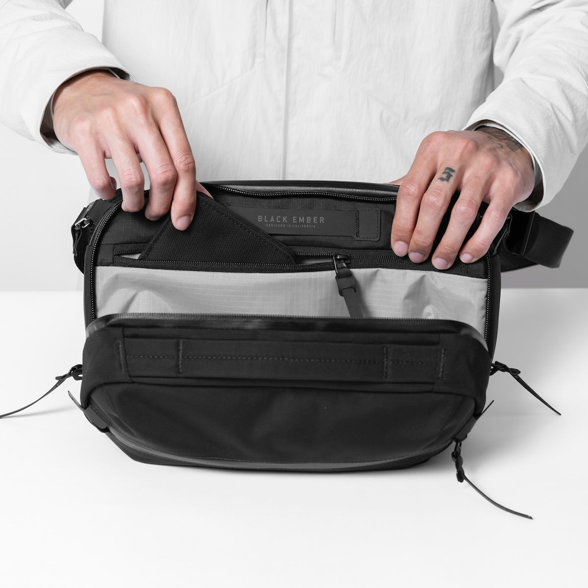 新品 正規品 BLACK EMBER GRIP SLING 6 EMBERTEX Black Ember Grip Sling 06 EmberTex™ PFAS Free - Jet Black 6L