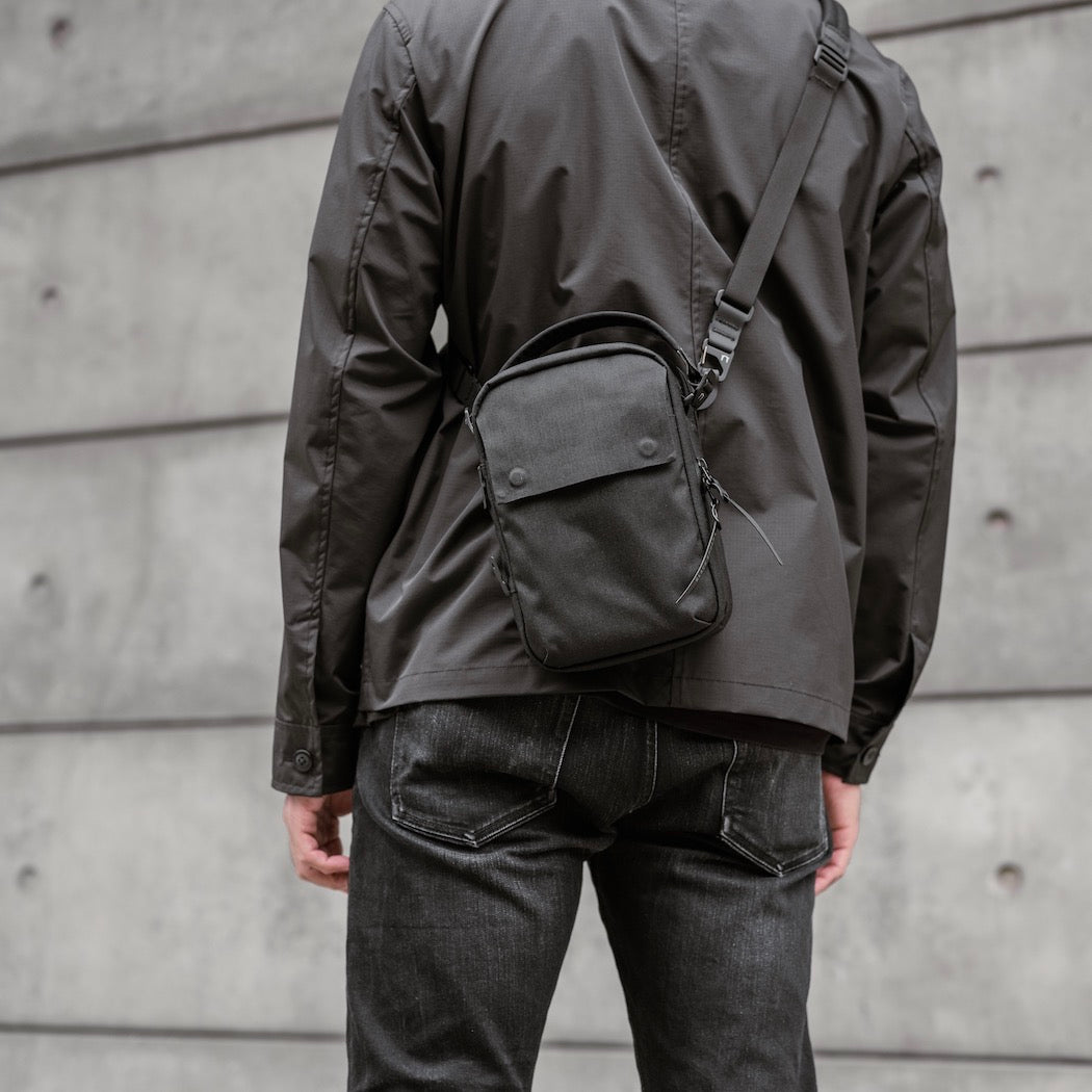 美品 BLACK EMBER トラベルショルダーバッグ KOMPAK 旅行 防水 Black Ember Kompak CORDURA® RN66 Velocity 5L - COYOTE | Small Mens
