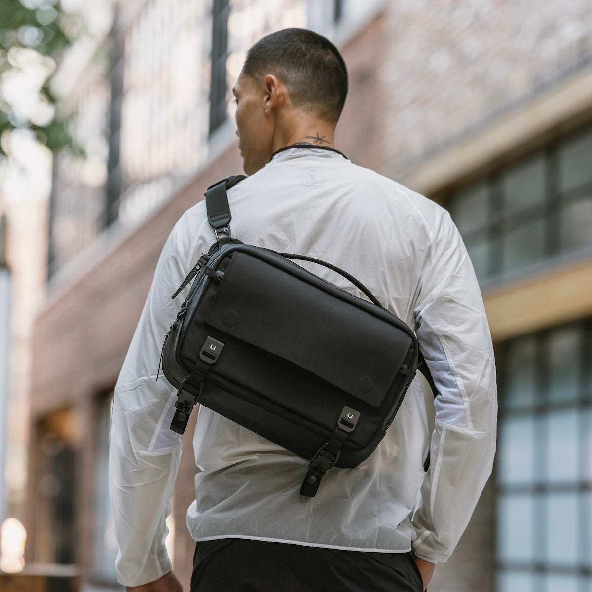 How to Wear a Laptop Messenger Bag: Style Tips for Every Occasion